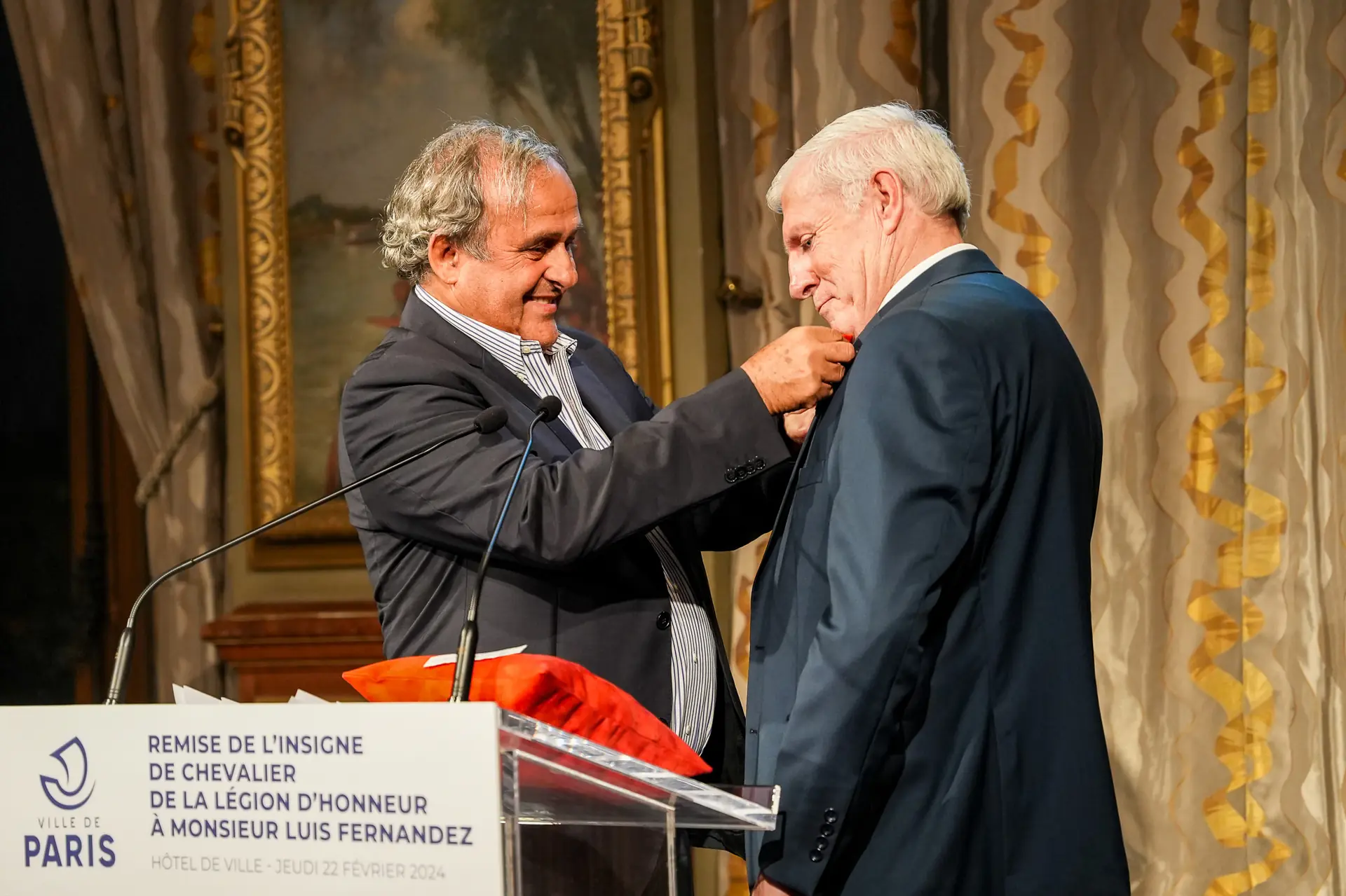Michel Platini remet la Légion d'honneur à Luis Fernandez à l'Hôtel de Ville de Paris