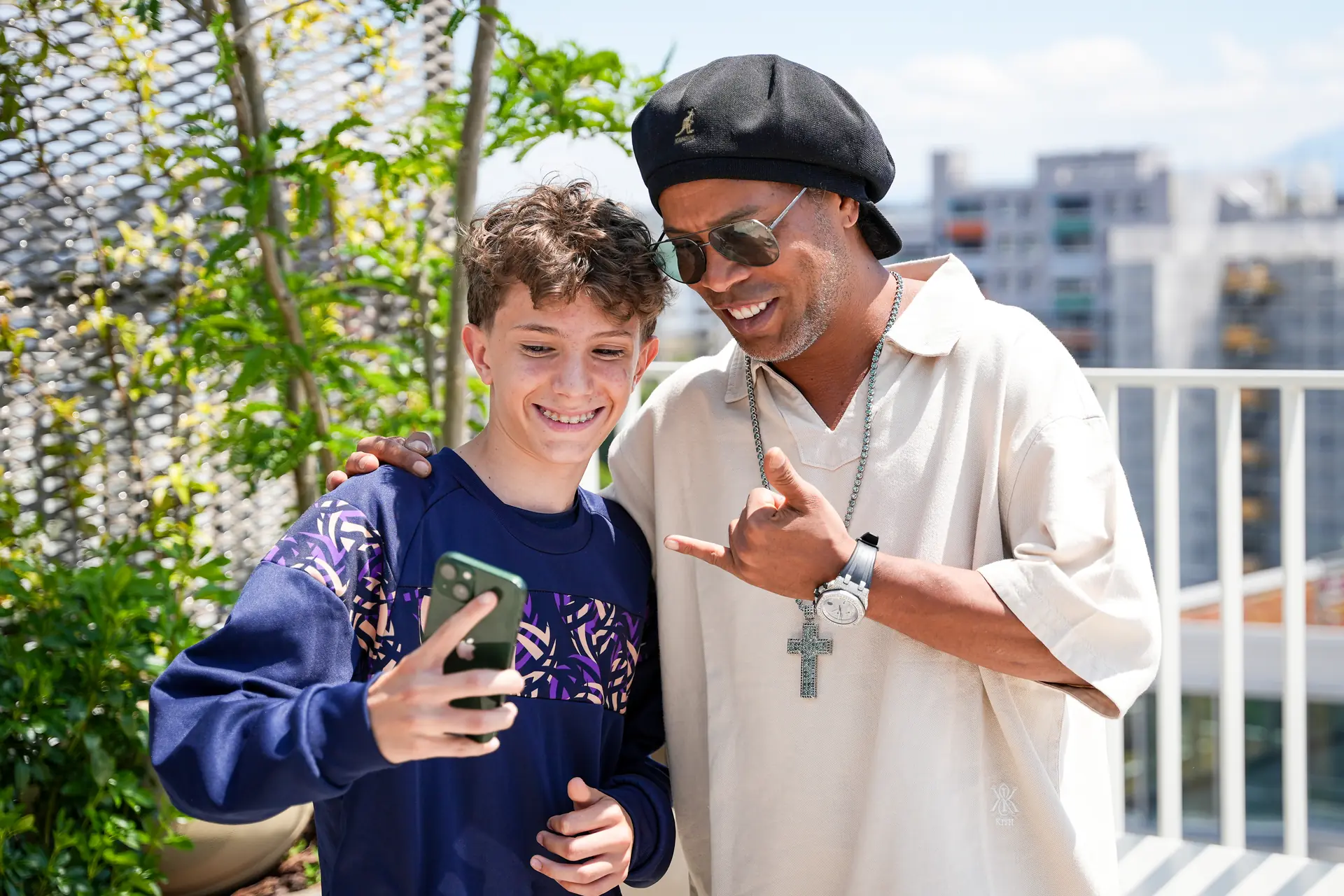 Ronaldinho partage un selfie avec un jeune fan